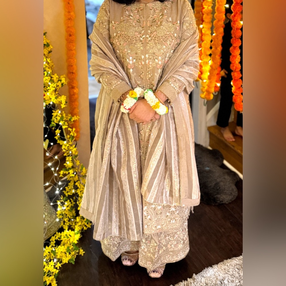 Elegant Embroidered Beige gold Dress Faiza Saqlain - Picture 7 of 12
